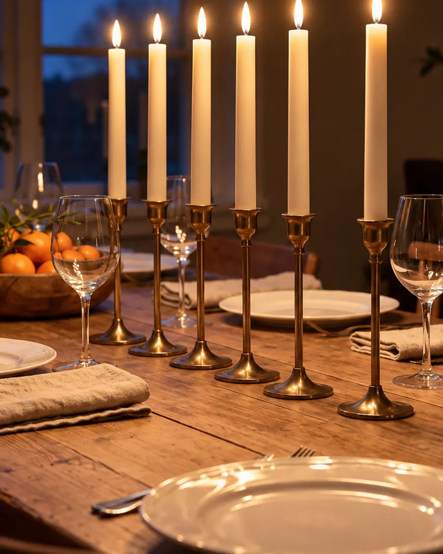 De eettafel – Zes hoge kaarsen over de tafel – het diner voelt meteen als een feestje.