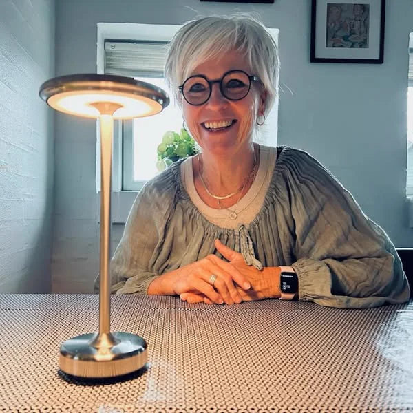 Klant aan de eettafel met de zilveren Copenhagen lamp